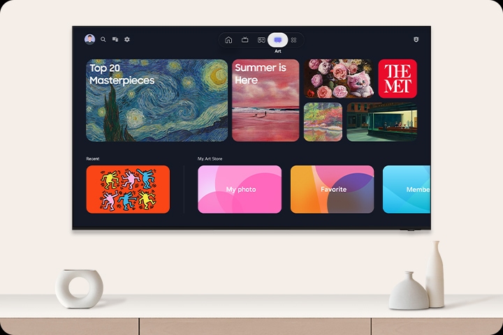 Samsung TV postavljen na zid prikazuje sučelje Samsung Art Store trgovine sa zbirkom umjetničkih djela, modernih umjetnina i osobnih galerija.