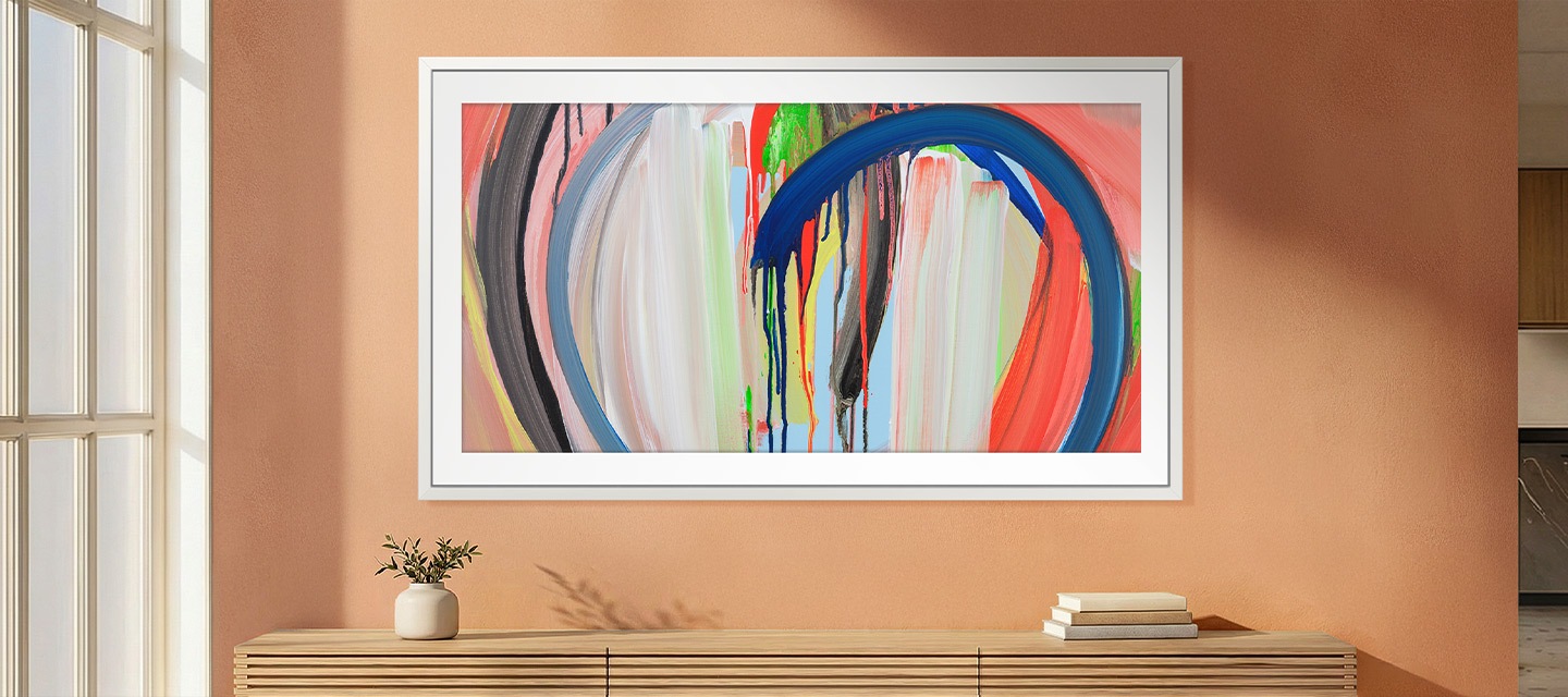 Glare Free tehnologija na QLED zaslonu The Frame televizora smanjuje odsjaj dok istovremeno održava konstantnu svjetlinu i boje. Zahvaljujući zadivljujućoj kvaliteti slike i realističnom prikazu umjetnosti, osigurava da svaki detalj bude očuvan i prikazan kako biste mu se mogli diviti.
