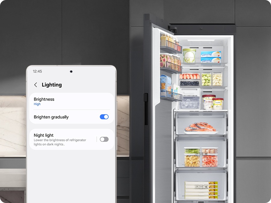 Svjetlo u hladnjaku jako svijetli u dobro osvijetljenoj prostoriji uz postavku „postupnog osvijetljenja“ u SmartThings aplikaciji i slabo svijetli u mračnoj prostoriji u načinu rada noćnog svjetla.