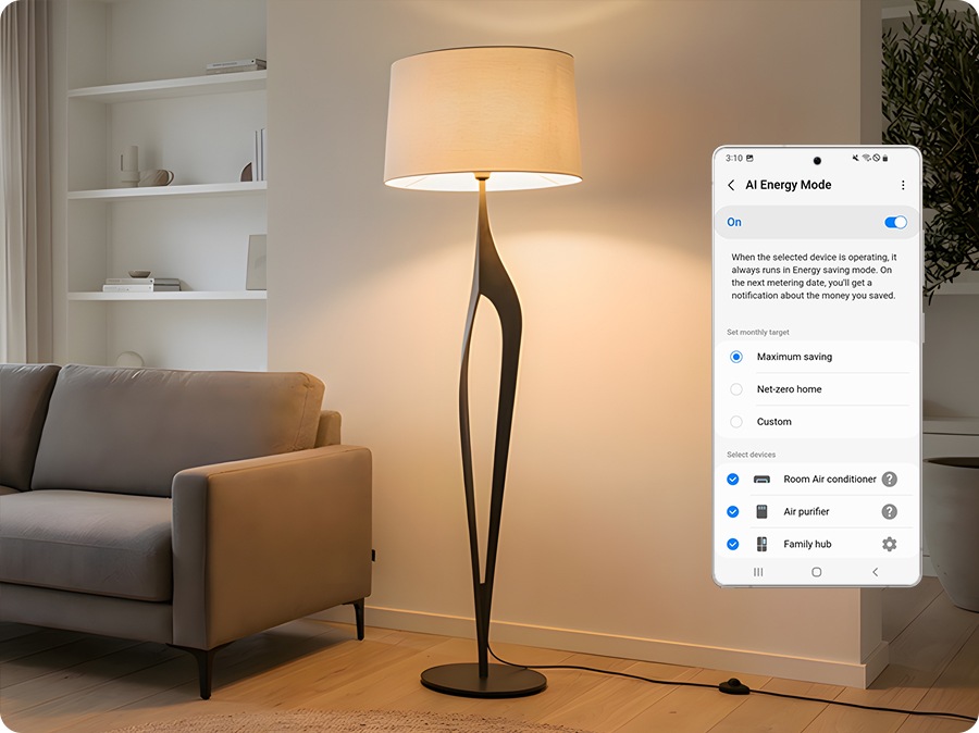 Moderna dnevna soba u kojoj se nalazi podna lampa i zaslon pametnog telefona na kojemu je prikazan uključen AI Energy Mode način rada.