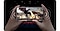 Osoba drži Galaxy A52 u pejzažnom načinu, a na njegovu se zaslonu prikazuje scena viteza koji se bori sa zmajem koji bljuje vatru, a vidimo i zvučne valove koji izlaze s obje strane telefona prikazujući time da se radi o stereo zvučnicima.