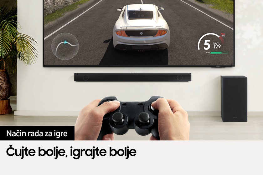 Korisnik uživa u trkaćoj igri u kojoj je zvuk optimiziran zahvaljujući Načinu rada za igre Samsung soundbar zvučnika.