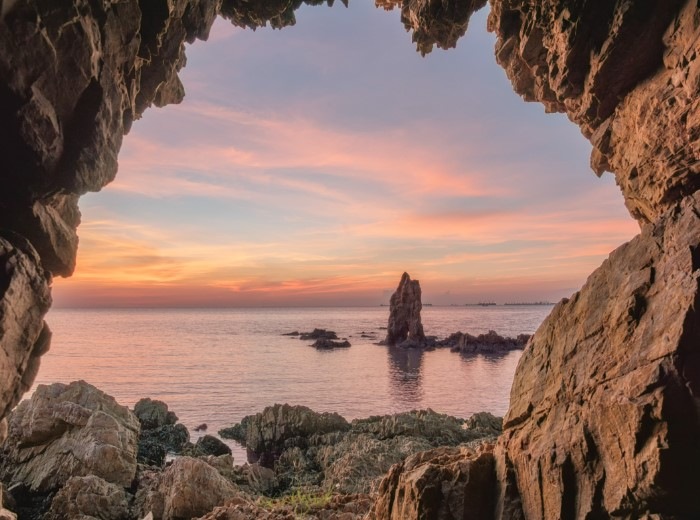 A sunset is on display from inside a cave. Quantum HDR and 100% Color Volume technology makes the sky look more colorful with various hues.