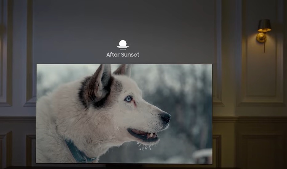 The screen of a Neo QLED TV is split in half with the left side adjusted for daytime watching and right side adjusted for night time watching. 