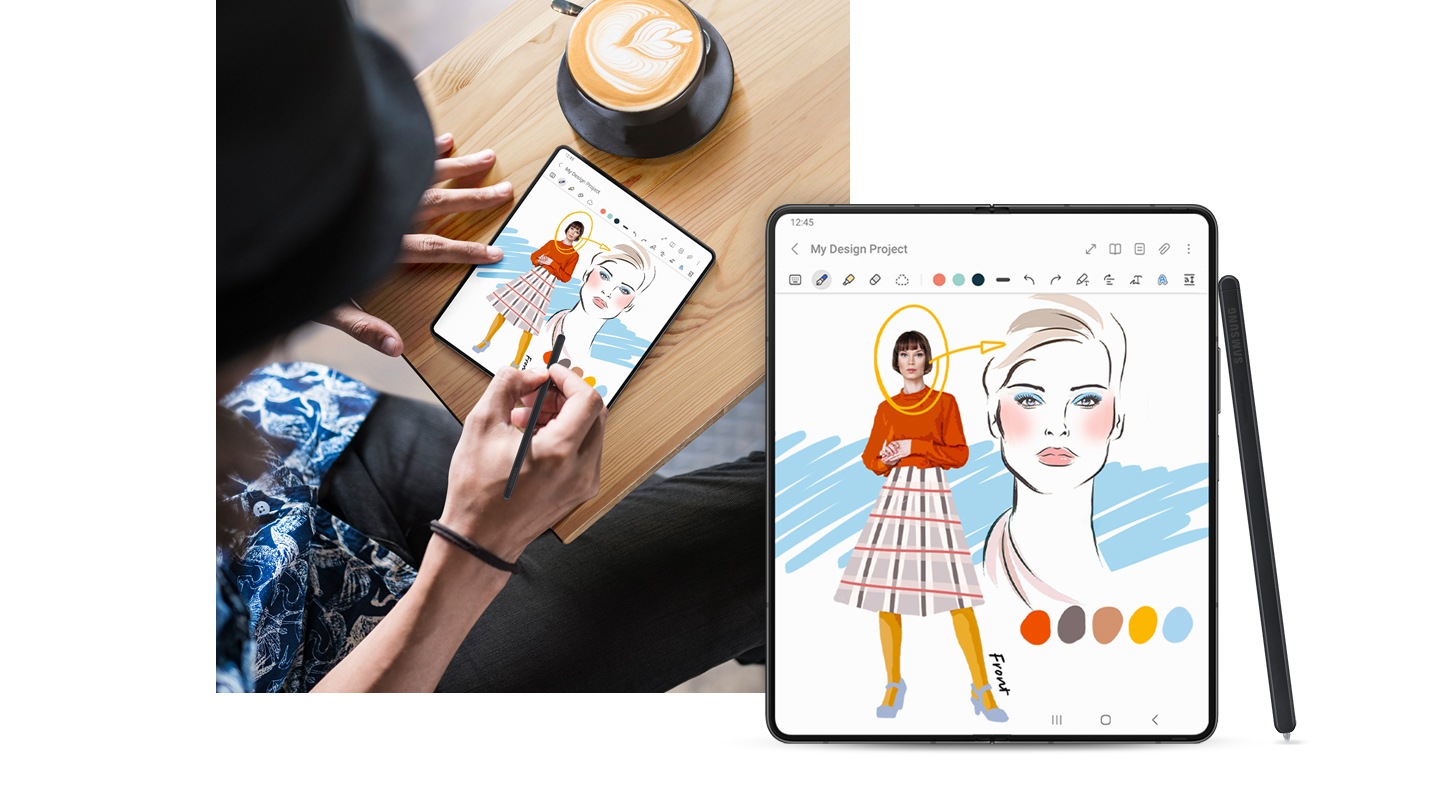 Egy személy egy  Galaxy Z Fold5 S Pen Fold Edition tollal színes, satírozott portrét rajzol. Mellette egy kihajtott Galaxy Z Fold5 elölnézete látható, képernyőjén egy rajzzal. Egy S Pen látható a készüléknek támasztva.