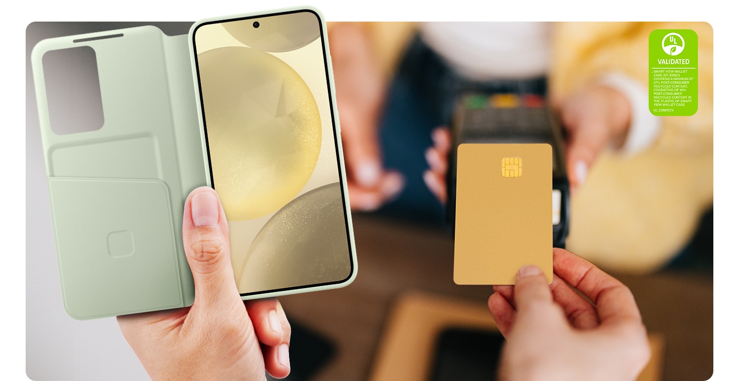Egy személy kinyitja a Smart View Wallet Case-t, hogy elővegye a kártyáját a rejtett zsebben lévő rekeszből, hogy vásárolhasson. A szöveg a következő: AZ UL ÁLTAL HITELESÍTETT SMART VIEW WALLET CASE (EF-ZS921) MINIMUM 27% ÚJRAHASZNOSÍTOTT POST-CONSUMER HULLADÉKOT TARTALMAZ. A SMART VIEW WALLET CASE MŰANYAGA 40% ÚJRAHASZNOSÍTOTT POST-CONSUMER HULLADÉKOT TARTALMAZ. UL.COM/ECV