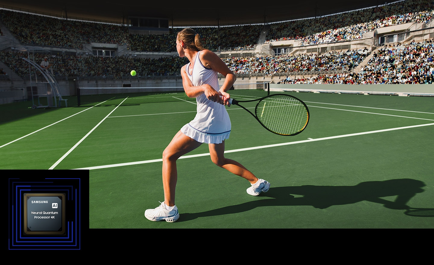 O femeie joaca tenis in fata unei multimi mari.  Procesorul Neural Quantum 4K este afisat in coltul din stanga jos.