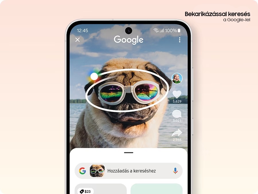 A Bekarikázással keresés funkció a Google logóval látható. A Galaxy S24 FE képernyőjén egy napszemüveget viselő mopsz látható, a napszemüveg köré pedig egy kör rajzolódik a Google kereséshez. A kép alatt ugyanerre a napszemüvegre vonatkozó keresési eredmények láthatók. Alatta egy Google keresősáv látható.