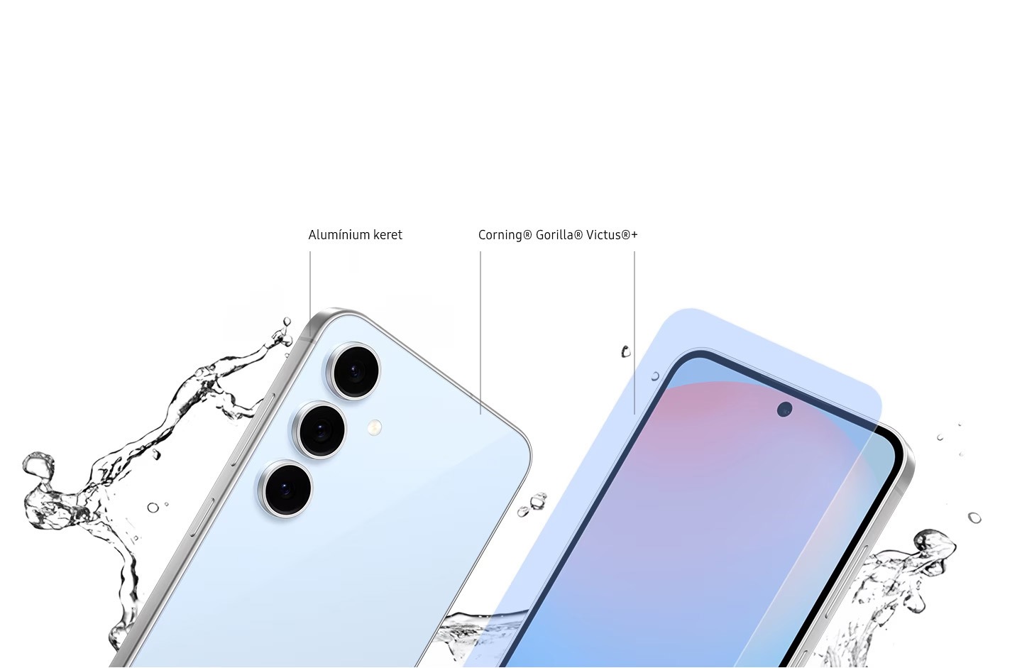 Két Galaxy S24 FE készülék látható egymás mellett. Az egyik elfordítva látható, a keretét mutatva, ami az Alumínium keret szöveggel van felcímkézve. A másik a Corning® Gorilla® Glass Victus®+ feliratú, lebegő kijelzőfóliával ellátott előlapot mutatja. A két készüléket vízcseppek veszik körül. 
