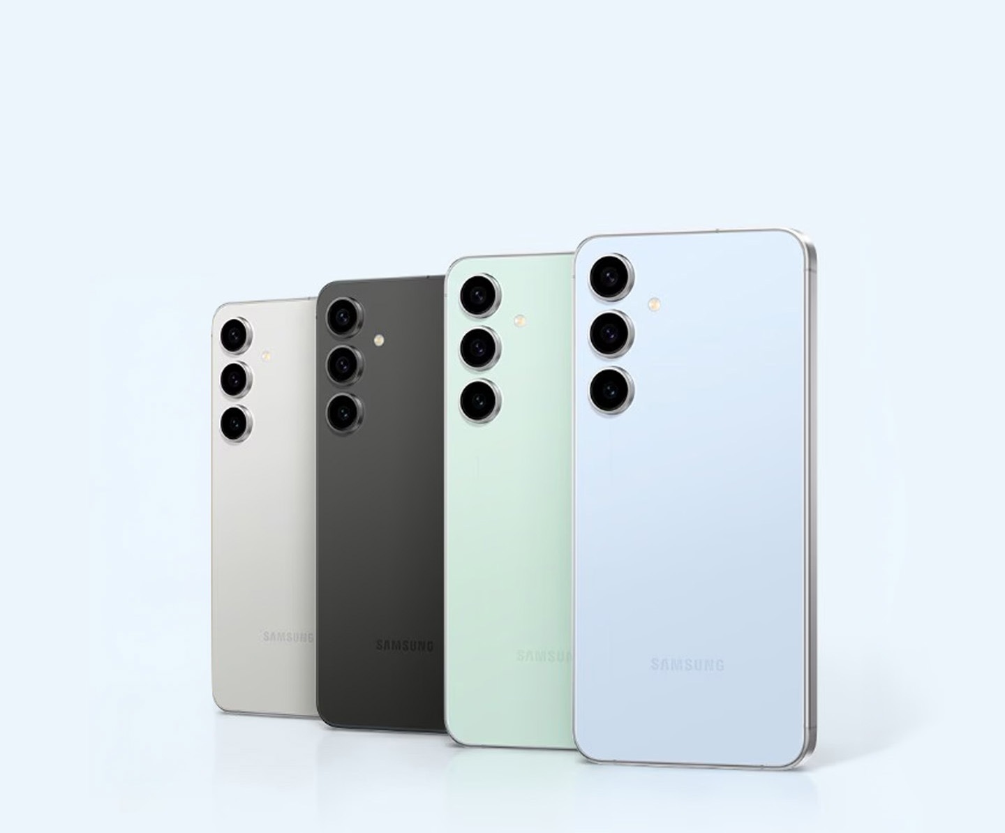 Négy Galaxy S24 FE készülék áll egy sorban, hátlapjuk felől látható. Jobbról balra a kék, mentazöld és grafitszürke.