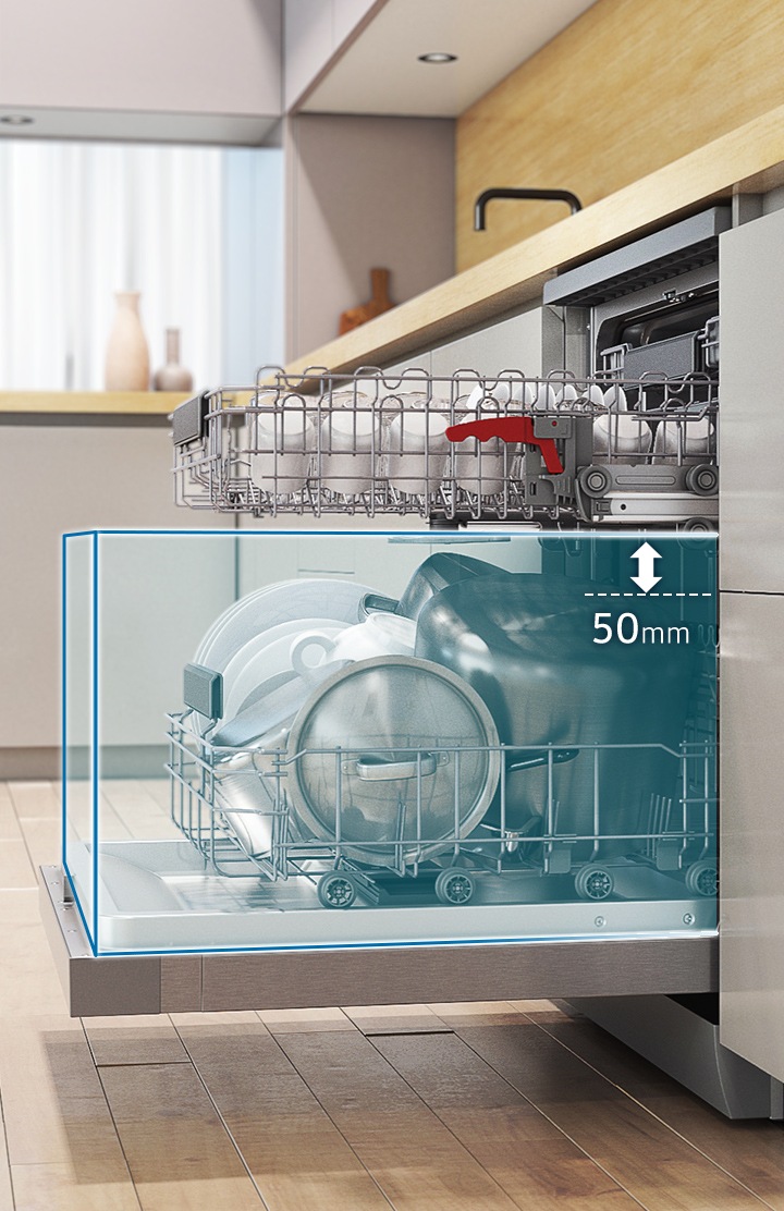 A középső tárolókosár 50 mm-el állítható magasságú, így több hely teremthető az alsó tálcán a nagyobb, magasabb edényeknek.