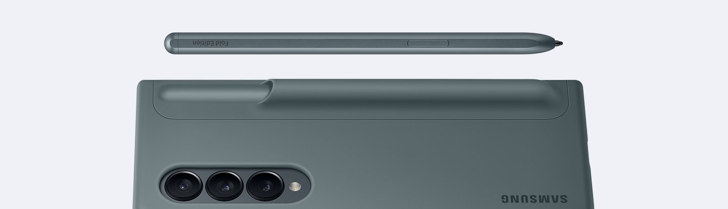 Perangkat Galaxy Z Fold4 yang mengenakan Standing Cover with Pen berwarna graygreen terbaring secara horizontal dengan S Pen di atas perangkat. 