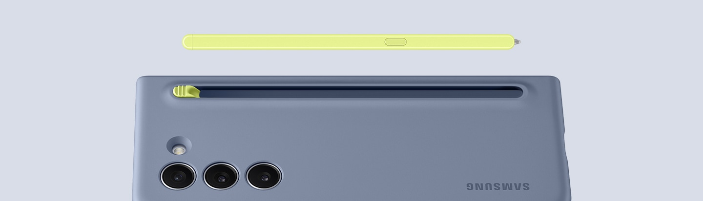 Perangkat Galaxy Z Fold5 yang mengenakan Slim S Pen Case berwarna icy blue terbaring secara horizontal dengan S Pen di atas perangkat, menyoroti desain baru yang lebih ramping. 