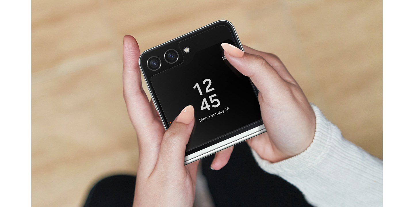 Dua tangan yang memegang perangkat Galaxy Z Flip5 dengan Front Protection Film ditampilkan dengan kuku menggaruk layar untuk menyoroti lapisan antigores.