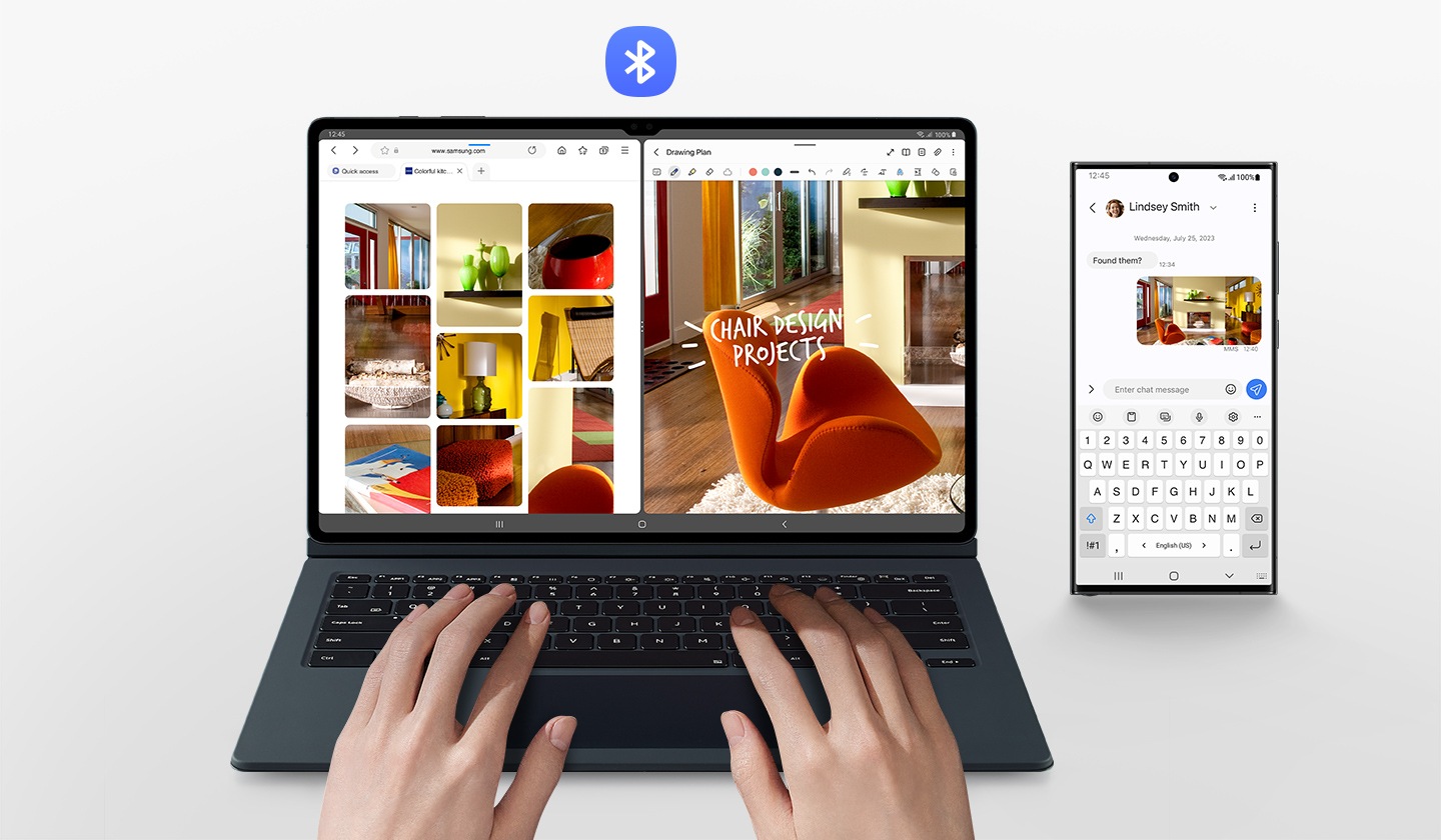 Seseorang menggunakan Galaxy Tab S9 Ultra dengan Book Cover Keyboard. Layarnya terbagi menjadi dua jendela dengan beberapa hasil gambar furnitur rumah di web, dan salah satu gambar sedang diedit. Smartphone Galaxy dengan gambar pada layar saat huruf sedang diketik dengan keyboard pada cover. Logo Bluetooth ditampilkan. 