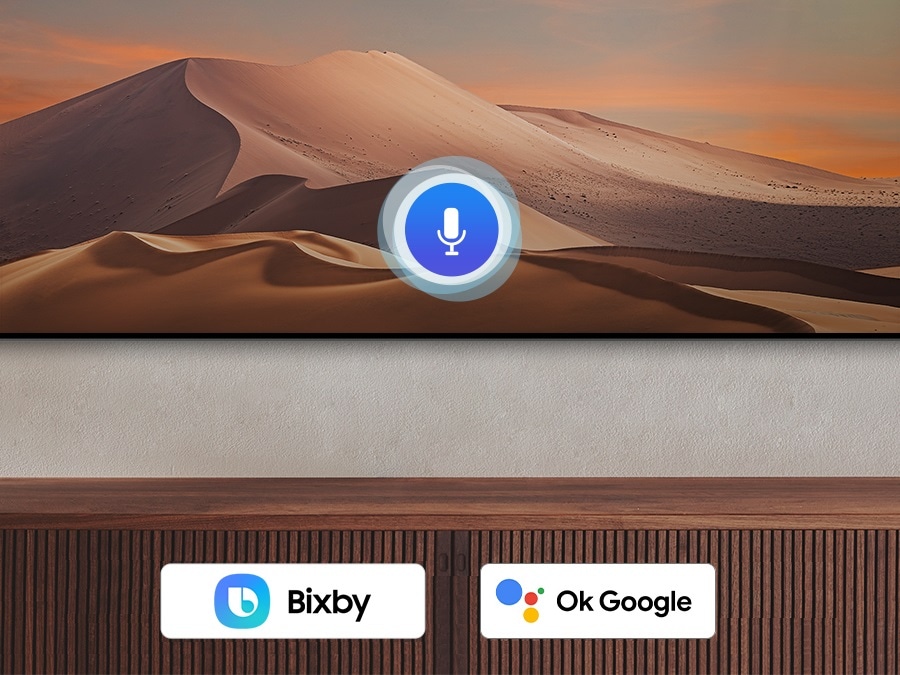 Ikon mikrofon melapisi gambar, menunjukkan fitur asisten suara.  Logo Bixby, Alexa built-in dan OK Google dipajang di bagian bawah.