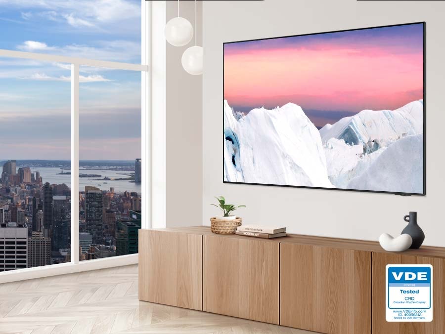 The QLED TV screen during daylight is bright. The screen is adjusted to be softer on the eyes as day changes into night.