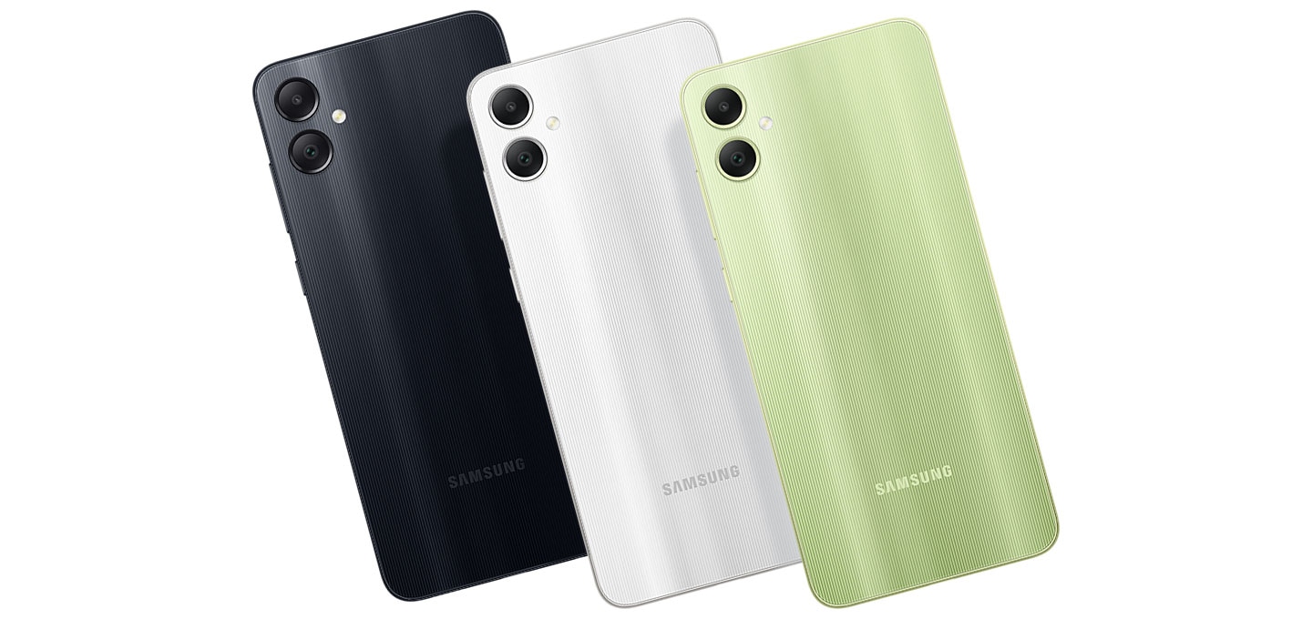 Beberapa perangkat Galaxy A05 berbaris untuk menunjukkan pilihan warnanya.