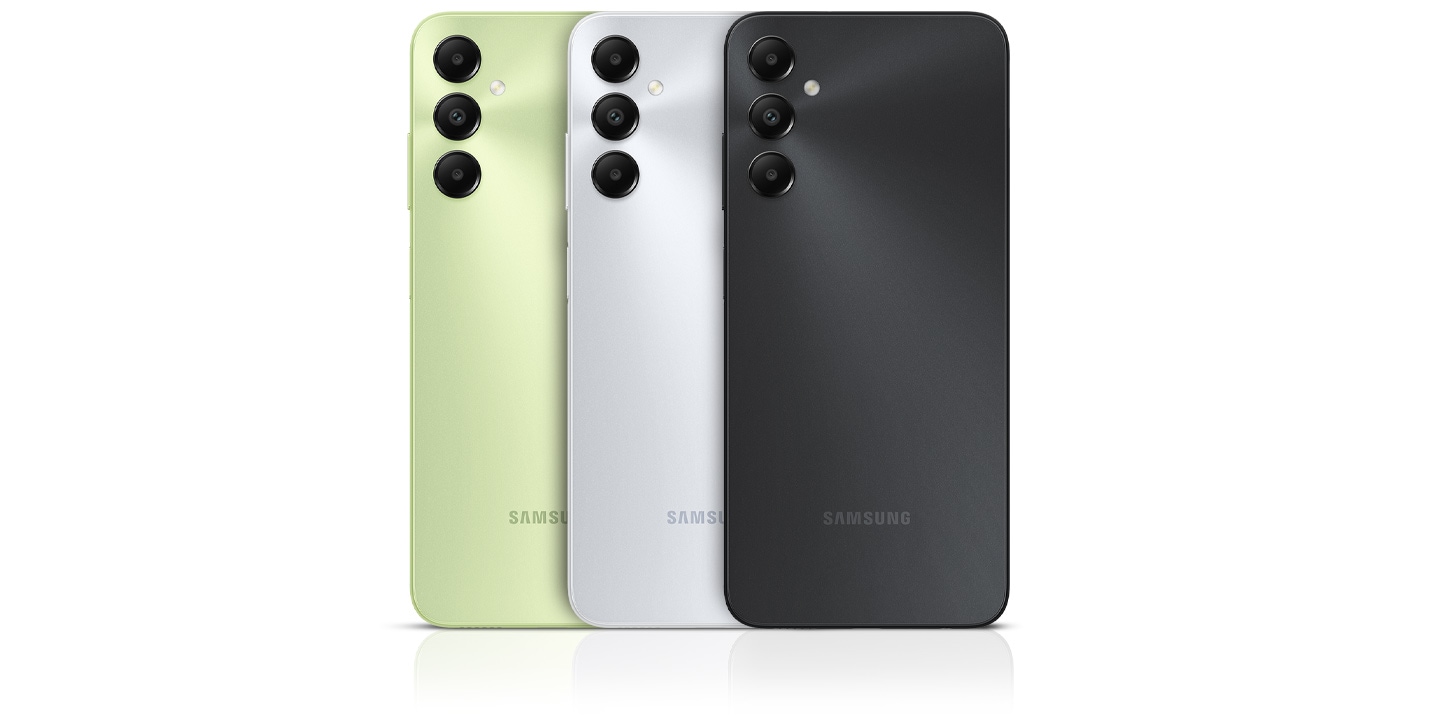 Beberapa perangkat Galaxy A05s berbaris untuk menunjukkan pilihan warnanya.