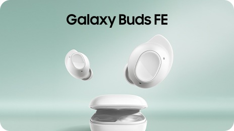 Case Galaxy Buds FE berwarna putih yang terbuka dengan dua earbud melayang di luar case.