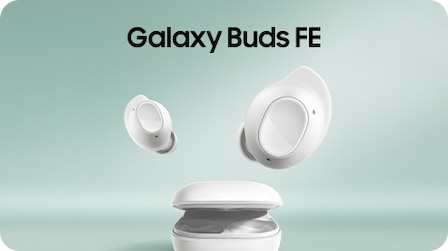 Case Galaxy Buds FE berwarna putih yang terbuka dengan dua earbud melayang di luar case.