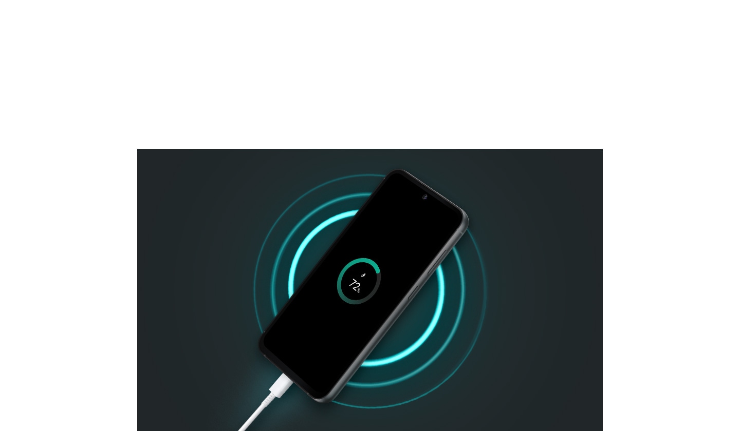 Sebuah perangkat Galaxy S23 FE tersambung ke charger dan menampilkan teks bertuliskan 72% di layarnya.