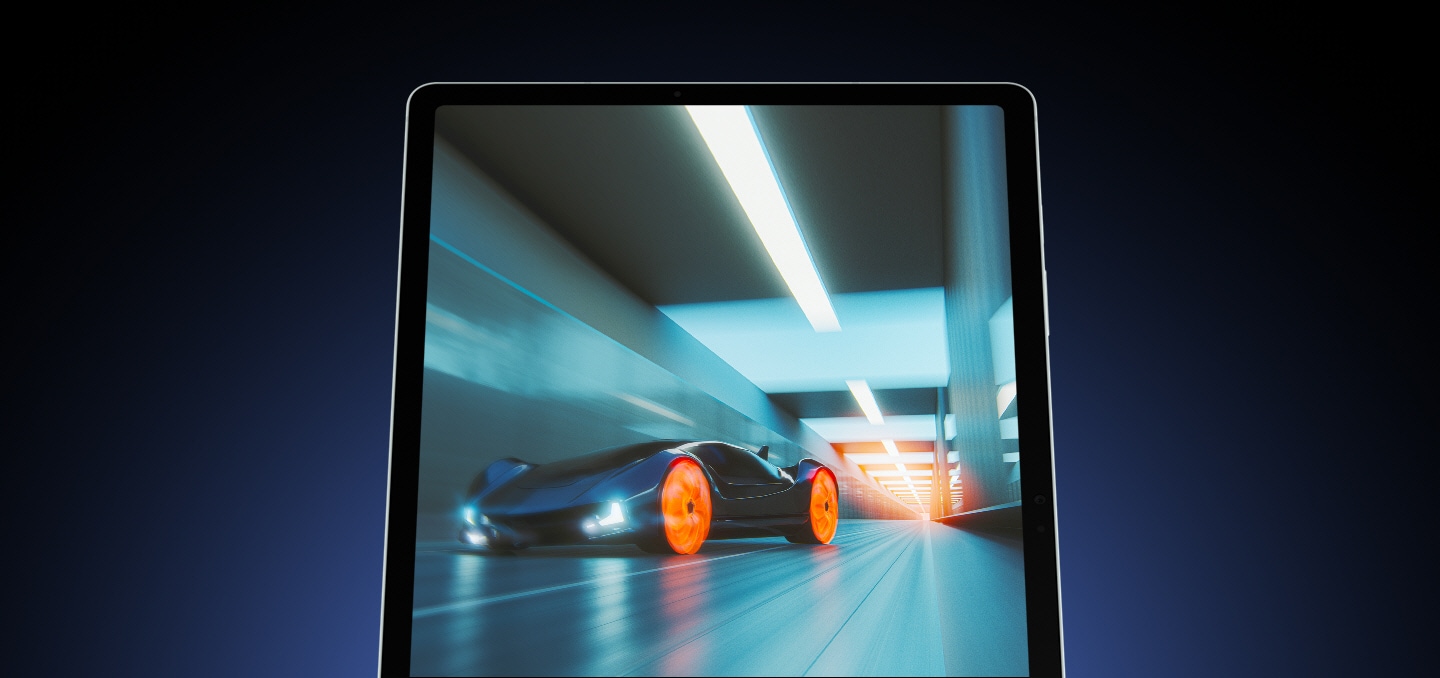 Galaxy Tab S9 FE+ menghadap depan dalam mode portrait, layarnya menampilkan mobil yang melaju cepat di sebuah terowongan untuk menunjukkan gerakan layar yang mulus. 