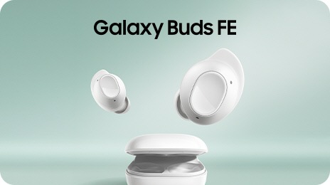 Case Galaxy Buds FE berwarna putih yang terbuka dengan dua earbud melayang di luar case.