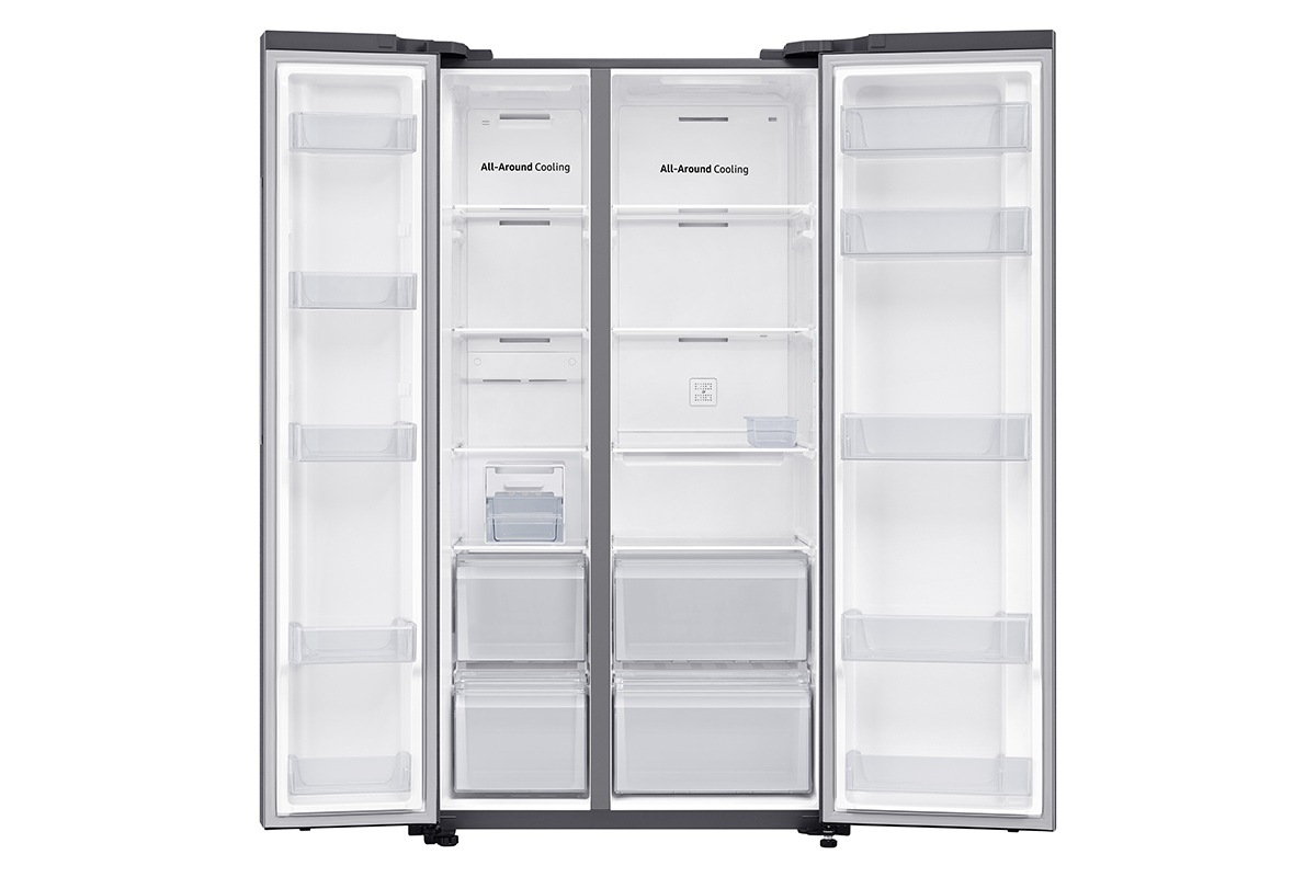 Samsung RS62 Side By Side All-Around Cooling Kulkas 700L (hitam) terlihat dari depan, dan terbuka untuk menunjukkan kapasitas penyimpanan 700L yang luas.