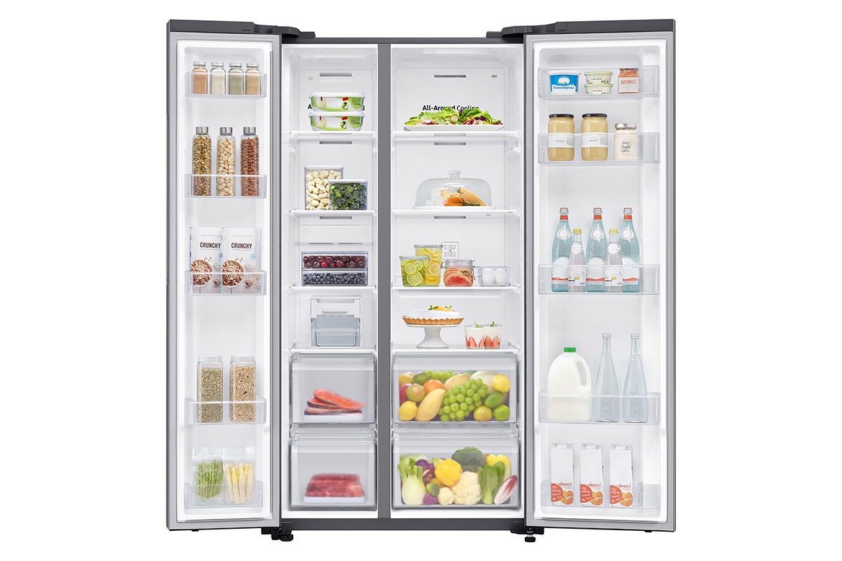 Samsung RS62 Side By Side All-Around Cooling Kulkas 700L (hitam) terlihat dari depan. Terbuka untuk menunjukkan kapasitas penyimpanan Teknologi SpaceMax 700L yang luas.