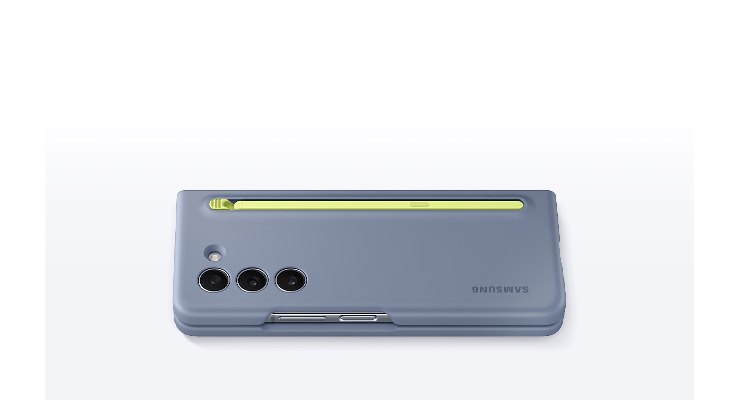 Perangkat Galaxy Z Fold5 yang mengenakan Slim S Pen Case berwarna icy blue tergeletak menghadap ke bawah dengan S Pen disisipkan di bagian belakangnya.