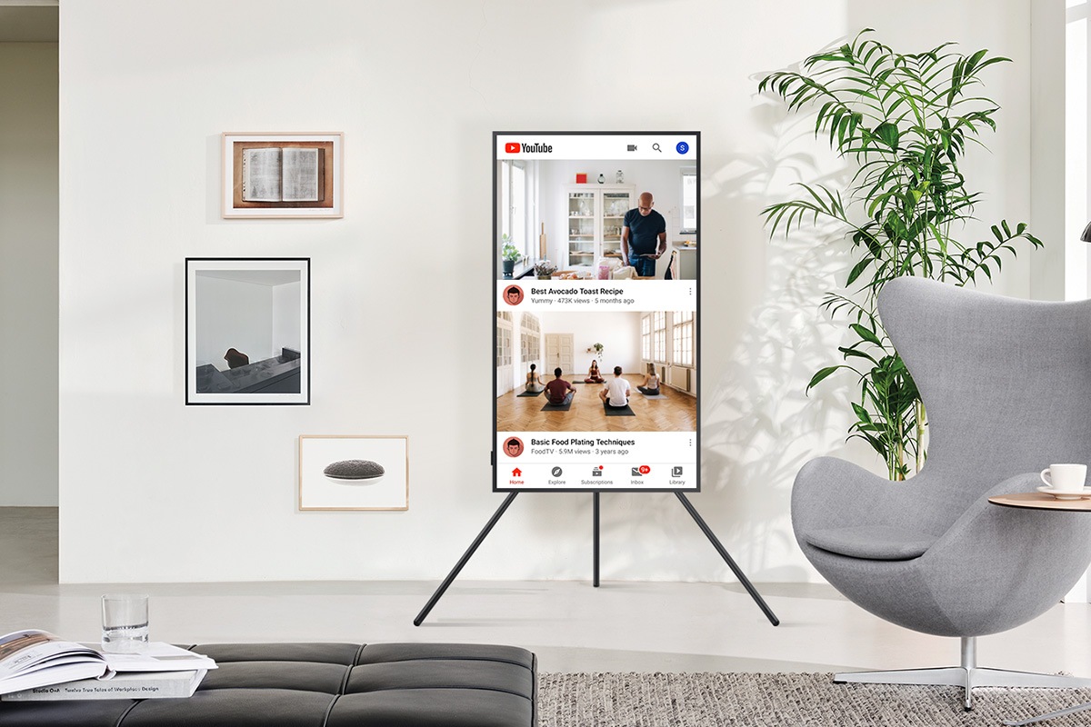  [TV óñ~ Stáñ~d ñéx~t tó s~ófá.] 