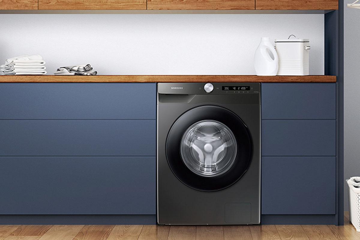 Washing machine WW70T504DTT/SE in washing room