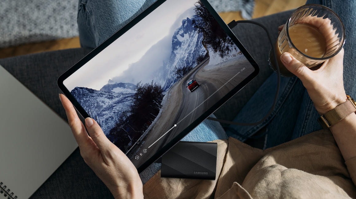 Samsung t9 1tb usb-c zunanji ssd ob tablici