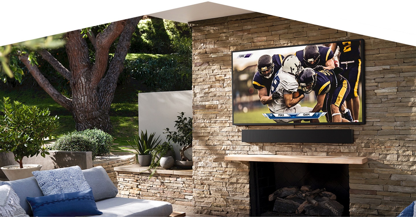 טלוויזיית The Terrace מאפשרת לכם לצפות במשחק ספורט בחוץ באמצעות תצוגת QLED.