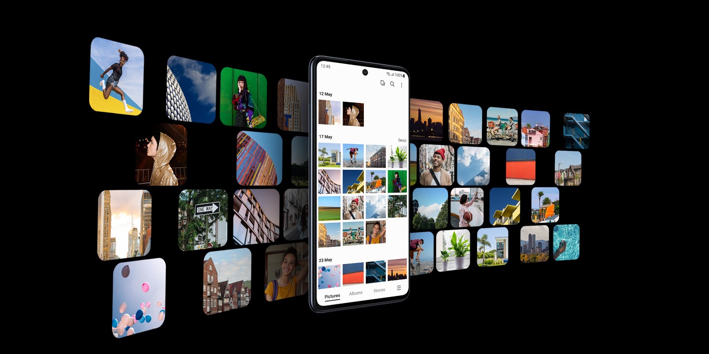 Galaxy M52 5G עם אפליקציית הגלריה על המסך נמצא במרכז. תמונות רבות פרושות ברקע כדי לייצג כי משתמשים יכולים לאחסן את התמונות והסרטונים שלהם בשטח האחסון המרווח של Galaxy M52.