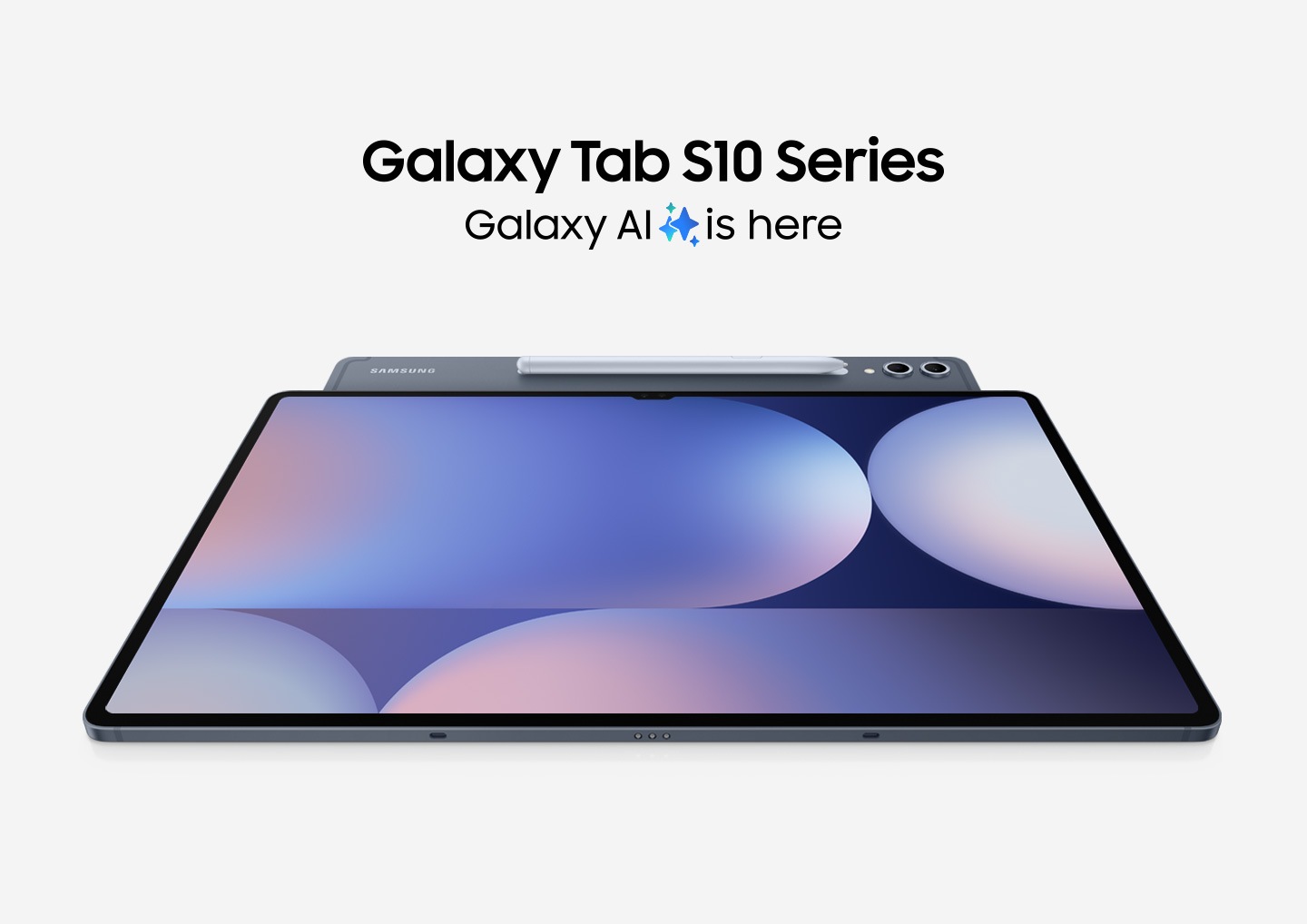 מכשיר מסדרת Galaxy Tab S10 מוצג בזווית כדי להראות את המצלמה האחורית ואת ה-S Pen שלו, והוא ממוקם מתחת למכשיר Tab S10 אחר שפונה כלפי מעלה עם טפט צבעוני בתצוגה. מופיע הכיתוב " סדרת Galaxy Tab S10.&rlm; Galaxy AI כבר כאן".