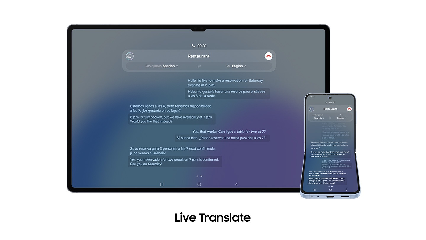מבט מלפנים על מכשיר מסדרת Galaxy Tab S10 במצב אופקי עם אפליקציית Live Translate פתוחה ומציגה שיחה עם תרגום בזמן אמת וכתוביות על המסך. מכשיר Galaxy Z Flip6 נמצא לצד הטאבלט, וגם הוא מציג שיחה מתורגמת דומה. מופיע הכיתוב "Live Translate".