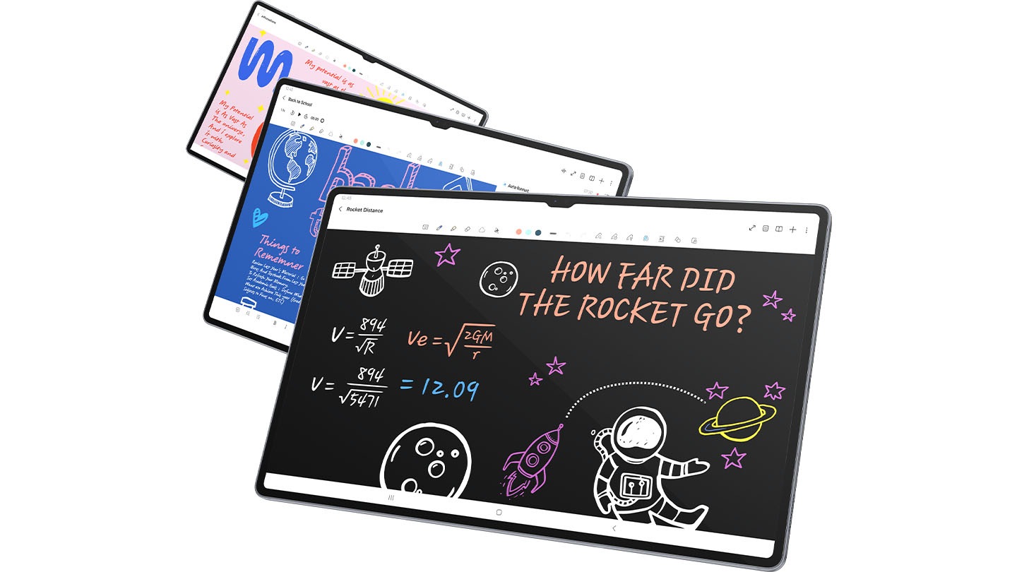 שלושה מכשירים מסדרת Galaxy Tab S10 נמצאים אחד מול השני, וכולם מציגים מטלות למידה שונות באפליקציית Note Assist.