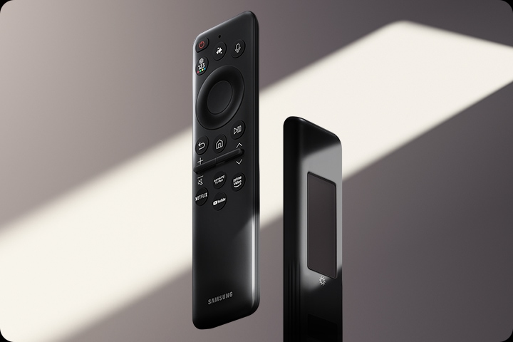 מבט מקרוב על החזית והגב של שלט SolarCell Remote. בחזית יש לחצנים, ובגב יש פאנל סולארי.