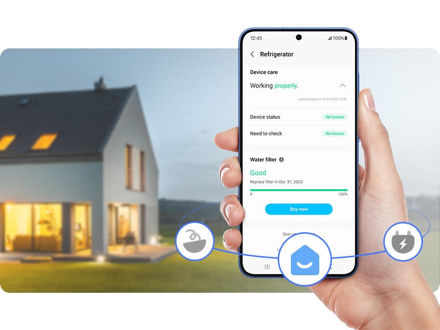 אדם משתמש ב-SmartThings Home Care ומתחזק את התפעול של המכשיר. 