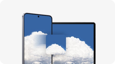 סמארטפון וטאבלט של Samsung מציגים את אותה תמונה של שמיים כחולים עם עננים לבנים, וממחישים את תכונת Quick Share של Samsung לשיתוף תוכן בצורה חלקה בין מכשירים.