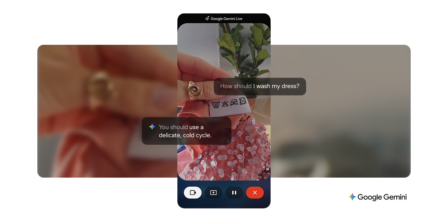 Google Gemini Live פעיל והמשתמשת מחפשת עצה בנוגע לכיבוס השמלה שלה. מבעד למצלמה, המסך מציג את תווית הטיפול, שעליה מודגשים סמלי כביסה. לוגו Google Gemini מופיע בתחתית