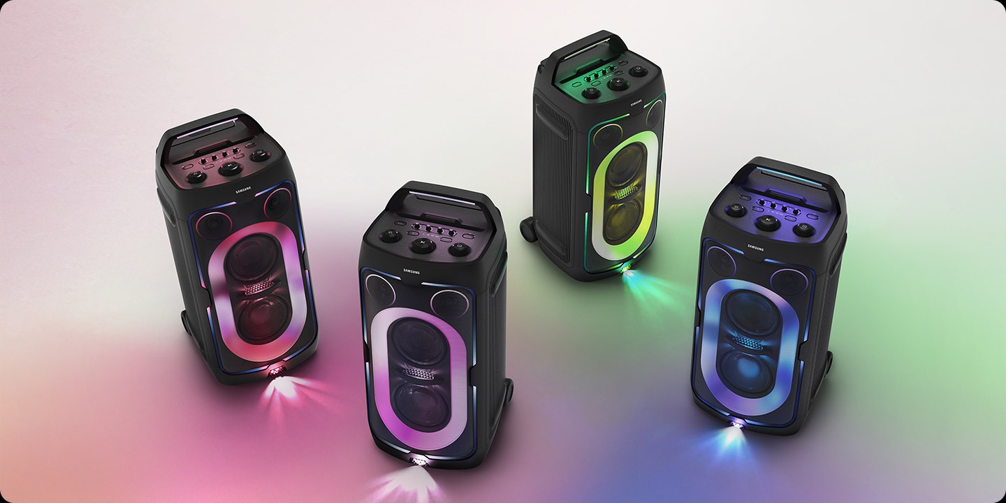 ארבעה רמקולי Sound Tower של Samsung עם תאורת LED צבעונית למסיבות.
