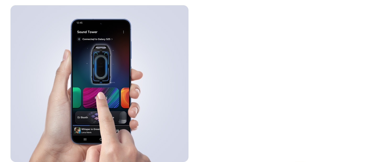 משתמש שולט ברמקול Sound Tower של Samsung דרך אפליקציית Sound Tower של Samsung בסמארטפון Galaxy S25 המחובר אליו.