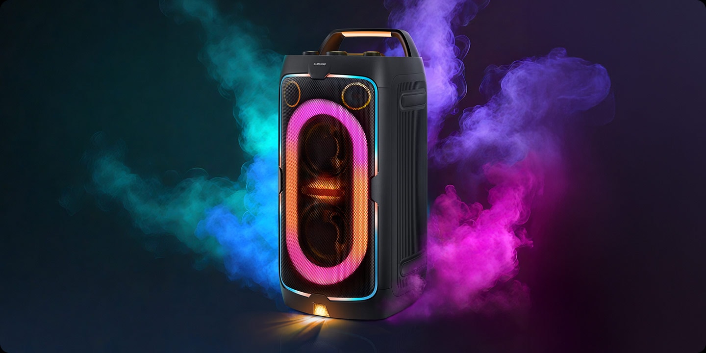 תקריב על Sound Tower מוקף בעשן בצבעי תאורת ה-LED למסיבות שבוקעת מהרמקול.