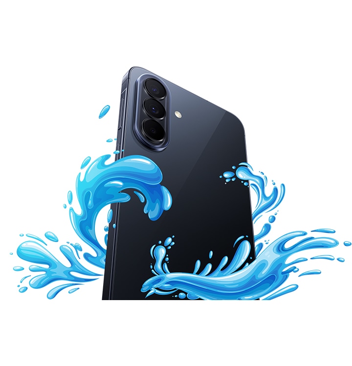 Galaxy A57 5G בצבע כחול מוצג מאחור, כשמסביבו נתזי מים שמדגישים את ההגנה בדירוג IP68.