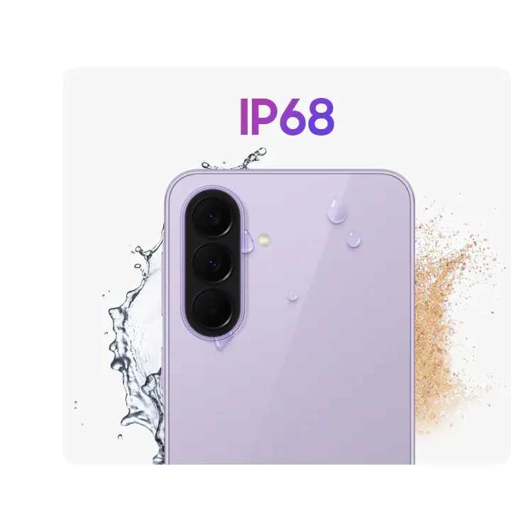 Galaxy A37 5G בצבע סגול מוצג מאחור, כשמסביבו נתזי מים ואבק שמדגישים את ההגנה בדירוג IP68.