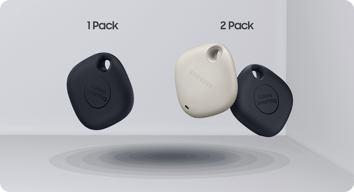 SmartTag שחורה אחת ו-2 SmartTags, אחת בגוון חום ואחת שחורה מקובצות יחד וממוקמות בזווית.