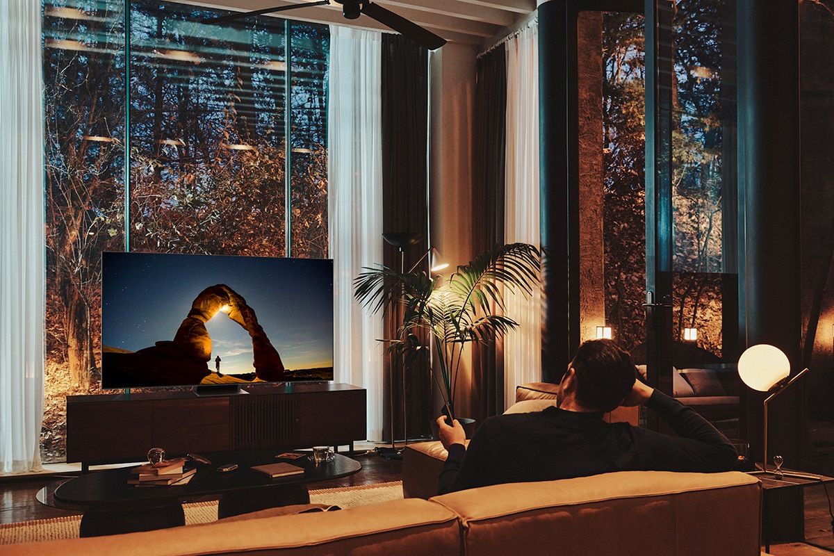 Samsung Neo QLED QN700B with Neural Quantum Processor Lite 8K is showing the clear picture